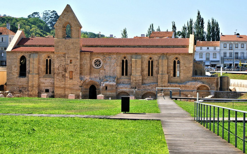 在科英布拉的圣塔克拉拉哈达 monastery