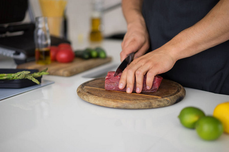 屠夫在厨房里切牛肉