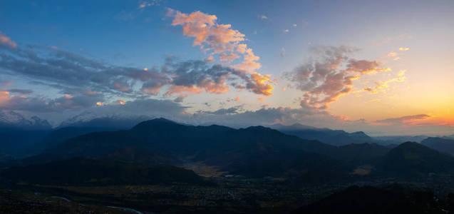 布尔纳山地块和博克拉山谷部分的全景从山 Sarangkot 在日出之前, 尼泊尔