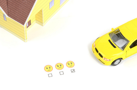 玩具汽车 房子和 smiile 模型的脸
