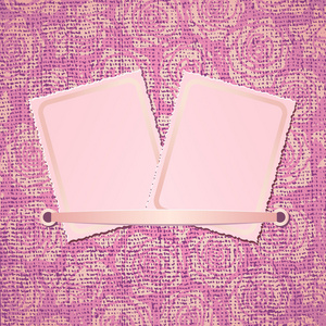 粉红色面料背景上的两张照片卡