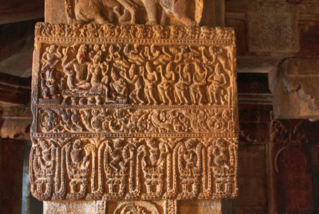 雕刻描绘所有神会见湿婆, 帕瓦蒂和甘妮莎。Mallikarjuna 寺, Pattadakal 寺建筑群, Pattadakal