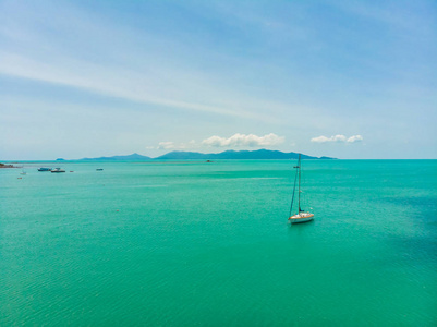 美丽的热带海滩和海的鸟瞰在海岛为旅行和假期的树