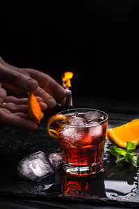 梅斯卡尔 Negroni 鸡尾酒。黑烟意大利 aperitivo。火烧橙皮