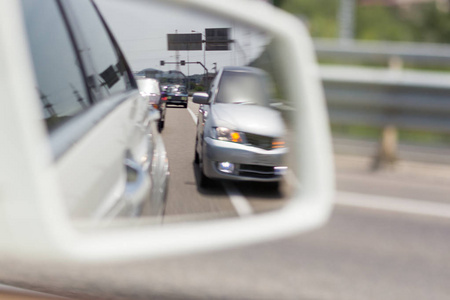 汽车镜中的道路反射