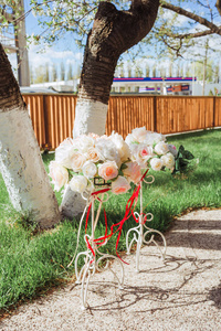 美丽的云霄飞车, 鲜花和丝带。婚礼的装饰。特写