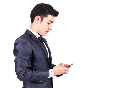 商人在优雅的黑色西装使用智能手机在白色背景下隔离