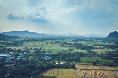 新鲜的绿色景观山在清迈北部在泰国