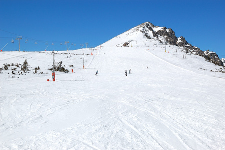 骑在 strbske 萨格勒布的滑雪胜地，高 tatra 斜坡上滑雪者