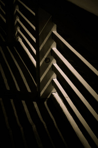 栏杆上的灯影黑白相间