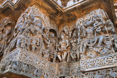 雕塑西侧墙壁。湿婆在左边和 Varaha 在右边。Hoysaleshwara 寺, Halebidu, 卡纳卡, 印度。从西边看