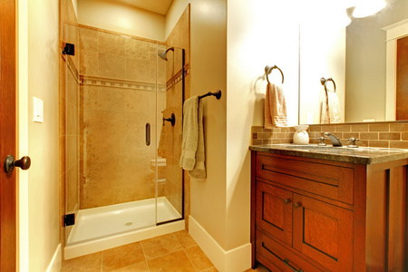 漂亮的浴室与木豪华机柜木柜和瓷砖淋浴浴室