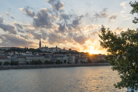 匈牙利布达佩斯多瑙河沿岸的日落