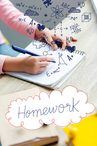 学童用书本和分子模型学习笔记的镜头。家庭作业和教育图标