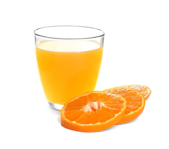 白色背景的美味柑橘汁玻璃