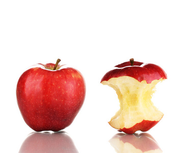 被咬的红苹果和整个苹果上白色隔离