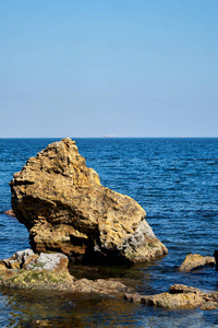 在石头上滚动的海浪