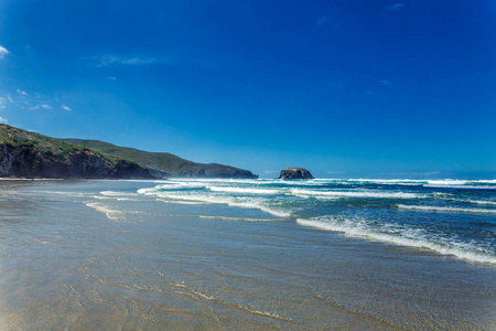 新西兰的奥塔哥的空的海洋海滩与波浪