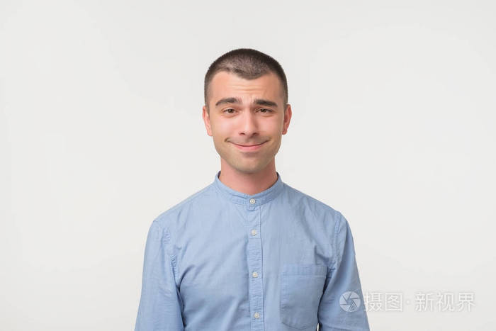 英俊的拉美人表现出惊讶的微笑鬼脸或面部表情 孤立的白色背景.