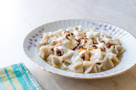 土耳其 Manti Manlama馄饨配酸奶和油炸黄油酱。传统食品