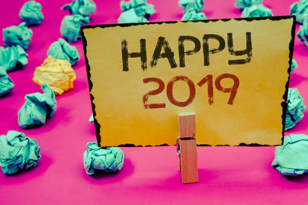 概念手写显示快乐2019。商业照片展示新年庆典欢呼祝贺激励 Messageclothespin 持有黄色纸想法皱巴巴的文件