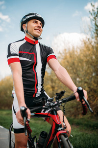骑自行车的头盔和运动服的运动脚踏车。自行车路径训练, 骑自行车