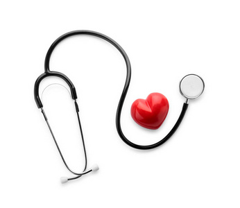 医疗听诊器与心脏在白色背景。医疗保健理念