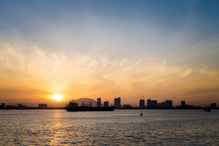 马来西亚槟城岛上的乔治敦风景。美丽的海景和海港在 surise 从渡轮采取