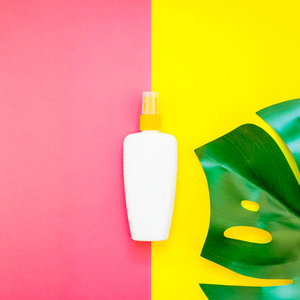热带丛林棕榈龟背竹叶子和防晒霜空白瓶样机在明亮的正方形黄色和粉红色双色调纸背景。暑期创意平面布局概念模板文本