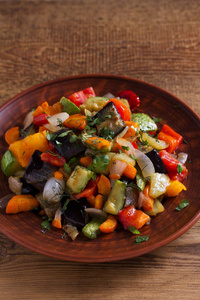 蔬菜炖 茄子, 胡椒, 西红柿, 西葫芦, 胡萝卜和洋葱。炖菜