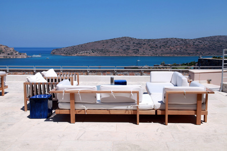 带沙发的露台海景希腊克里特岛