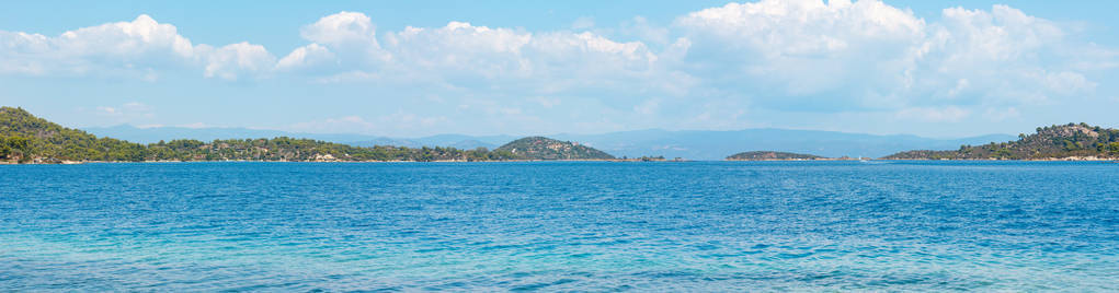 夏天海海岸风景 Livari 海滩, 哈尔基迪基, Sithonia, 希腊。四镜头缝合高分辨率全景图