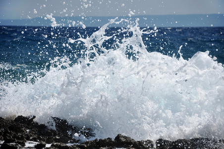 vgor krossning p en stenig strand