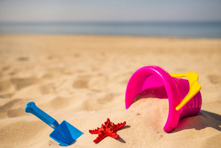 阳光明媚的海滩上的玩具