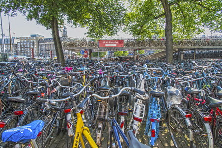 自行车停车在桥上附近的中央站，阿姆斯特丹，荷兰