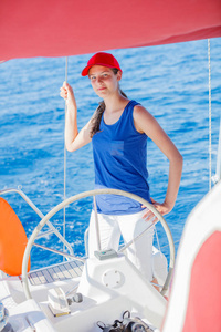 在希腊的游艇航行的女孩