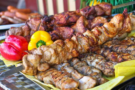 炸肉的猪, 羊肉, 烤羊肉串烤肉串与美味的地壳在蔬菜的背景。夏天的假期和食物的性质。库存影楼