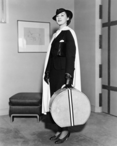 女人携带帽盒肖像