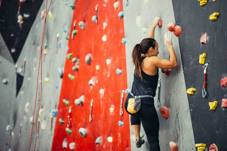 十几岁的女孩，在免费的攀岩墙