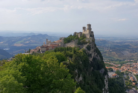 壮观的风景与古城堡与大塔在意大利的地方