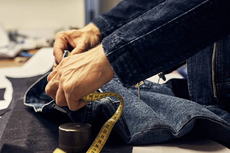 ropped 在缝纫车间用米制作牛仔裤的测量图像