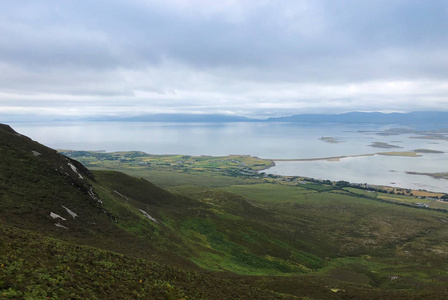 视图从 Croagh 帕特里克山在公司梅奥, 西港, 爱尔兰西部海岸, 大西洋。令人惊叹的风景秀丽的海和山风景与海岛在多云天