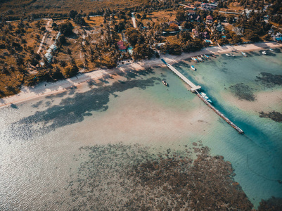 美丽的热带海滩和海的鸟瞰与棕榈树和其他树木在苏梅岛岛旅游和度假