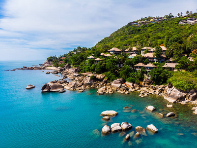 美丽的热带海滩和海的鸟瞰与棕榈树和其他树木在苏梅岛岛旅游和度假