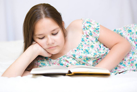 可爱的小女孩正在看书