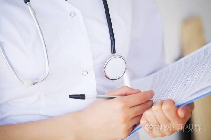 医院里有听诊器的医生.全球医疗保健和医学的概念