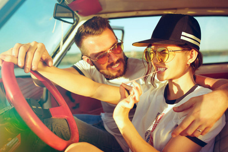 笑浪漫情侣坐在车上, 而在旅途中的夏季天