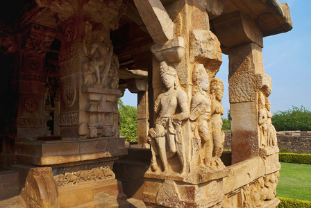 雕刻的上帝在杜迦寺, Aihole, Bagalkot, 卡纳卡, 印度的入口门廊的装饰清醒和方形的支柱。寺庙的 Galagan