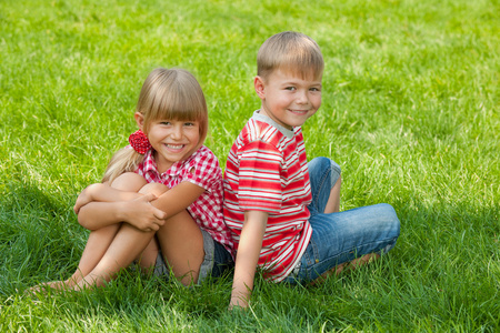 快乐的孩子们在草地上