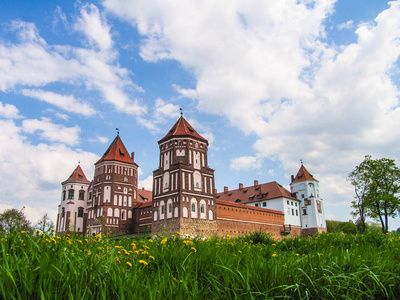白俄罗斯, 和平号。城堡复杂和平号在晴朗的天与蓝天背景。来自联合国教科文组织世界遗产名录的古中世纪塔楼和传统堡垒墙
